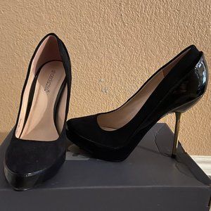 Shoedazzle Black/Gold Heel